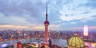 4K:上海东方明珠塔和城市景观从白天到夜晚的时间流逝，中国