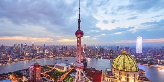 4K:上海东方明珠塔和城市景观从白天到夜晚的时间流逝，中国