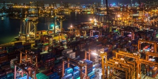延时拍摄:以城市景观为背景，在香港青衣港货柜港的夜间货运工作