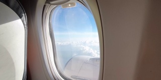 人们从飞机窗户往外看，然后关上窗户