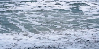 海浪和浪击在沙滩上
