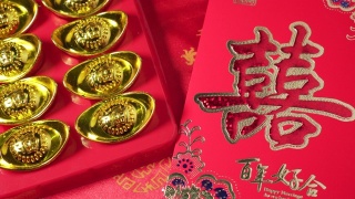 金锭图案与中国符号意味着“好运”。以及象征着“双喜临门”的中国结婚证。婚姻的场合。情人节。爱视频素材模板下载