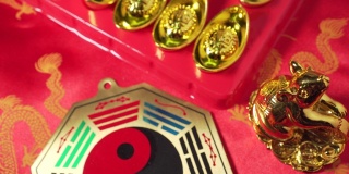 带有中文的金元宝上写着“好运”。黄金鼠。有阴阳标志的金盘。慢慢的锅。中国新年。农历新年。