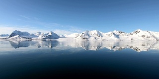 在斯瓦尔巴特群岛/斯匹次卑尔根群岛西北部航行的船是Noorderlicht。一个冰雪和美丽风景的世界。