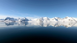 在斯瓦尔巴特群岛/斯匹次卑尔根群岛西北部航行的船是Noorderlicht。一个冰雪和美丽风景的世界。视频素材模板下载