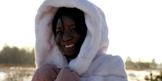 非裔美国妇女在冬季拍照时摆出微笑的姿势