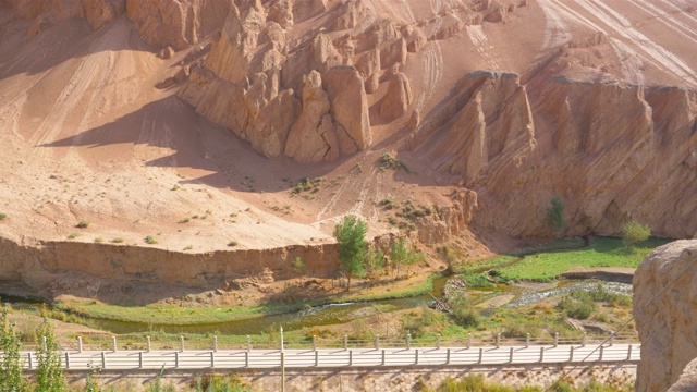 中国新疆吐鲁番的千佛石窟景观。