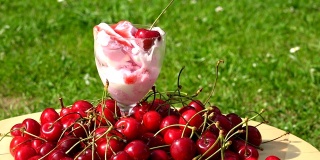 在花园里放上冰淇淋和樱桃