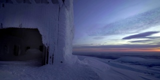 冬天的风景。垂直全景，冰雪覆盖的建筑。北部冰雪覆盖的冬季山脉，希比尼