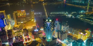 在中国香港岛附近的澳门城市的夜景和摩天大楼