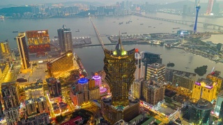 日落时分，中国香港岛附近的澳门城市和摩天大楼视频素材模板下载
