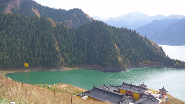 自然景观观天湖天山和道教天母庙在中国新疆。