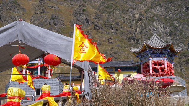 中国新疆，天山天湖和道教王母庙中随风飘扬的旗帜。