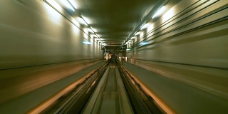 自动列车在隧道中移动，高速现代城市时间流逝