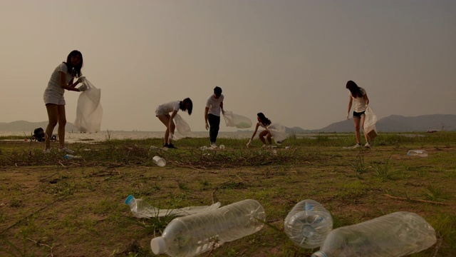 环保组织正在收集垃圾