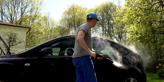 伙计，用高压水喷雾器冲洗他的车