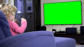 情绪激动的女孩子看着绿屏色度键电视视频素材模板下载