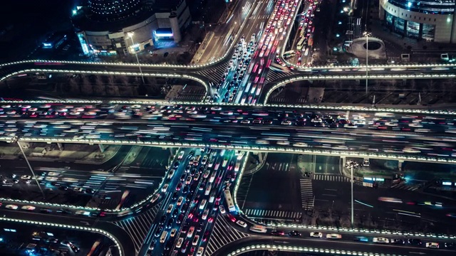 T/L ZO鸟瞰图天桥和城市交通在夜间/北京，中国