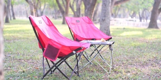两把在公园里露营用的椅子