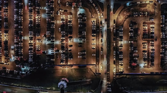 T/L PAN无人机夜间停车场视图