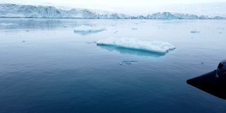 在斯瓦尔巴特群岛/斯匹次卑尔根群岛西北部航行的船是Noorderlicht。一个冰雪和美丽风景的世界。