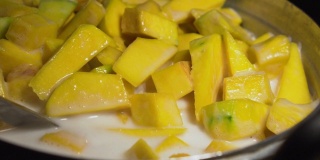 用甜椰奶制作南瓜。用勺子搅拌。自制来自泰国。缓慢的运动。