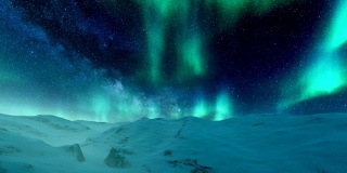 冬季景观星空中的北极光