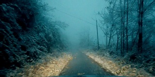 在雪天的山路上开车