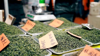 市场上有各种各样的茶叶出售视频素材模板下载