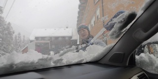 从车里铲雪的女人