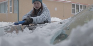 从车里铲雪的女人