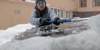 从车里铲雪的女人