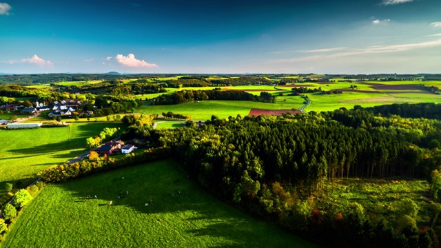 图片:德国艾菲尔山脉的乡村景观