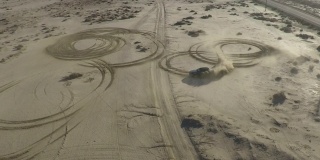 汽车在莫哈韦沙漠上绕圈行驶，留下轮胎印