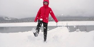 女人在朱红色的湖上玩雪