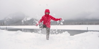 女人在朱红色的湖上玩雪