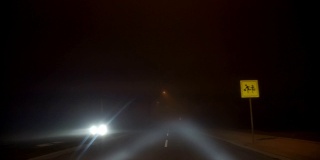 在夜晚驾车穿过浓雾