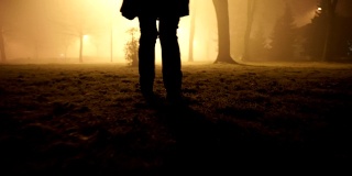 晚上，成年妇女在雾气蒙蒙的公园里散步。近距离