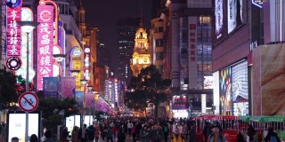 中国，上海——2019年12月22日:南京路是上海的主要商业街，南京路的霓虹灯闪烁。该地区是主要的购物区，也是世界上最繁忙的购物街之一。