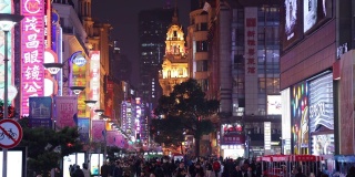 中国，上海——2019年12月22日:南京路是上海的主要商业街，南京路的霓虹灯闪烁。该地区是主要的购物区，也是世界上最繁忙的购物街之一。