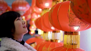 挂灯笼的女人庆祝中国春节视频素材模板下载