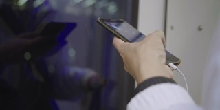 亚洲男子在火车上用智能手机使用社交媒体