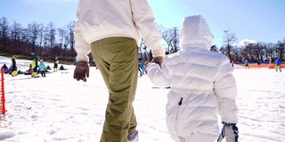 游客和孩子在外面的雪地里玩耍