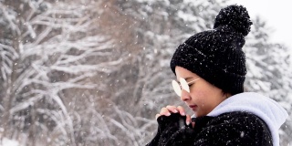 年轻女子在雪地里祈祷