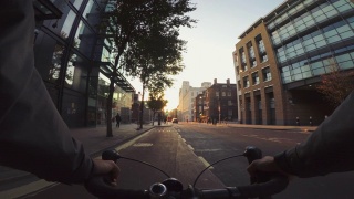 POV自行车骑行:在伦敦用公路赛车通勤视频素材模板下载
