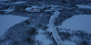 鸟瞰图的汽车行驶在农村道路在冬季
