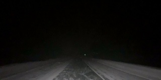 暴风雪夜在高速公路上行驶