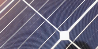 美丽的太阳能电池板框架日落，特写太阳能电池板，太阳能电池板和太阳耀斑