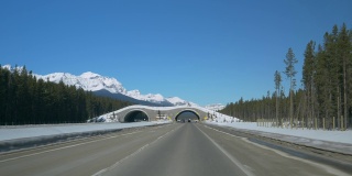 在风景如画的横贯加拿大高速公路上，驶向一个很短的隧道。