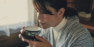 年轻的亚洲女人喝热茶仪式